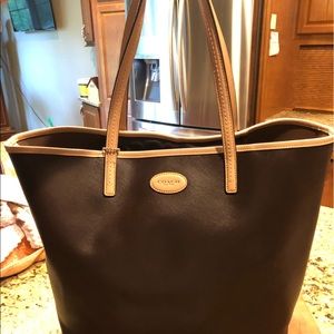 Like new chocolate brown Coach tote bag.